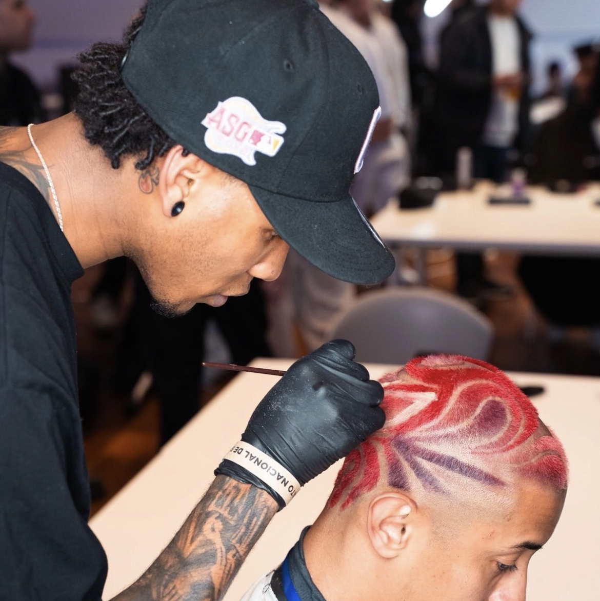 Barbero trabajando en The Barber Kingdom